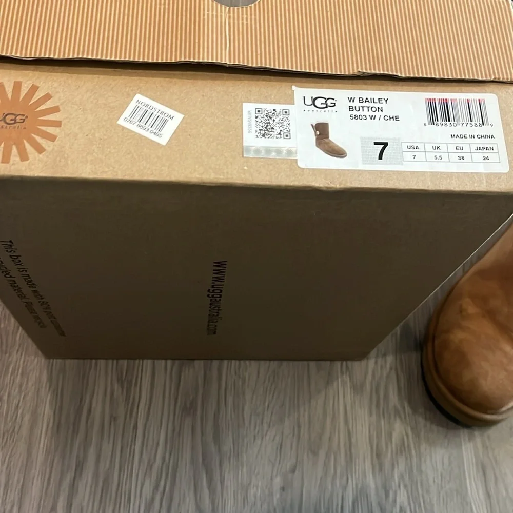 Women's Tan Shearling Boots by UGG💙A little  Discolor✅